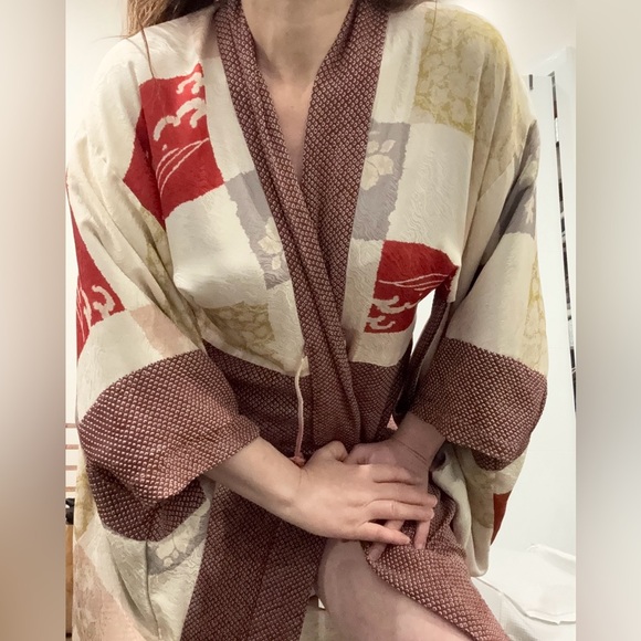Gorgeous Vintage Japanese Kimono - Picture 4 of 17